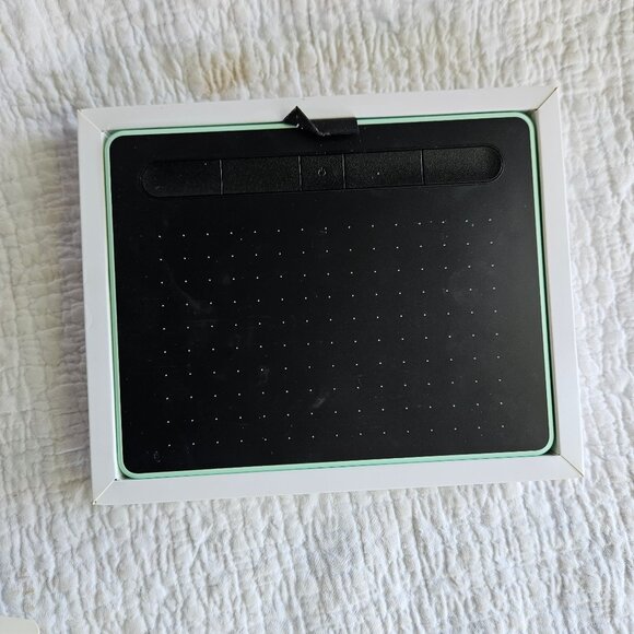 wacom intuos Graphics Drawing Creative Pen Tablet Blue OPEN BOX - Picture 3 of 4